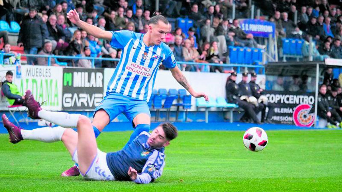 Son supera a un jugador pucelano en el partido de El Toralín. | F.L. POZO