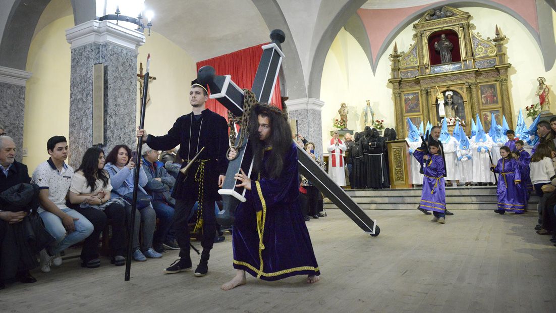 Imagen del acto en el interior de la iglesia de Almanza. | MAURICIO PEÑA