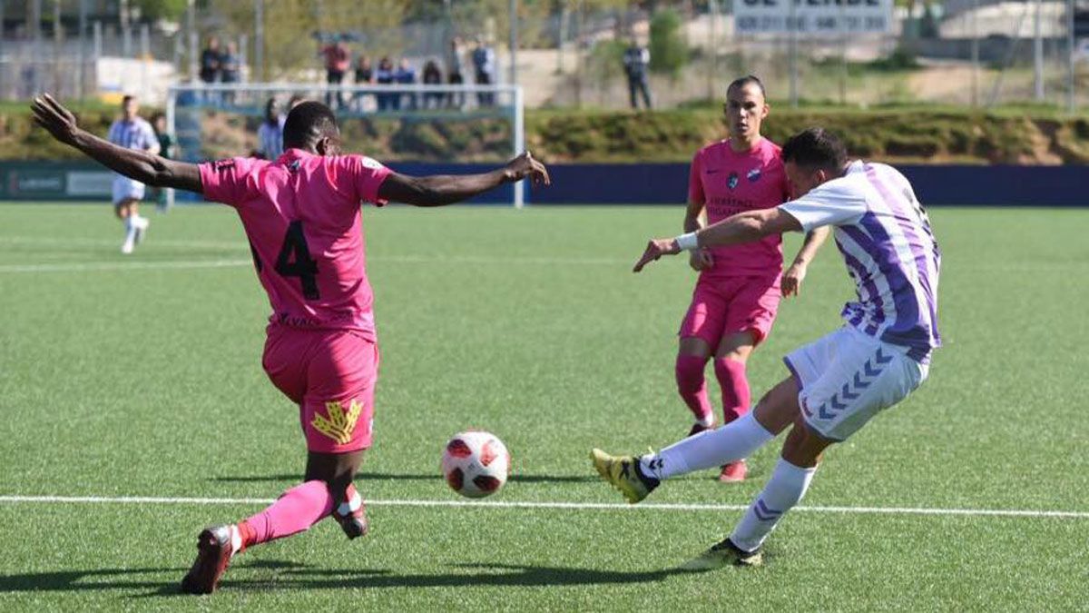 Yac trata de taponar un disparo. | REAL VALLADOLID