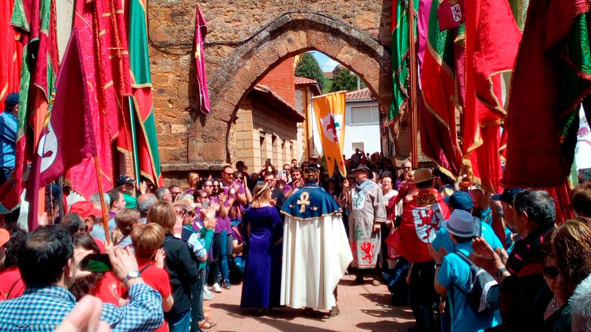 Llegada de Alfonso IX y su corte al arco amurallado de Almanza.