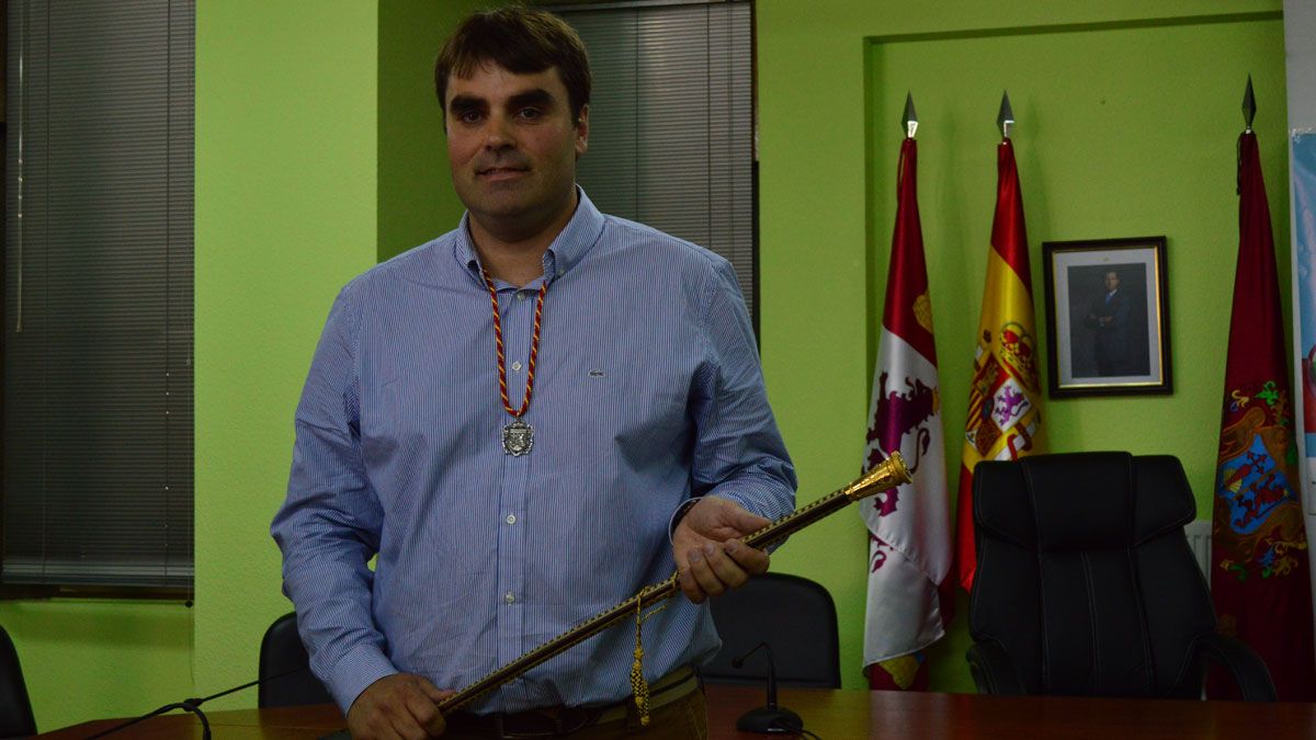El alcalde de Cacabelos, Sergio Álvarez, durante su investidura. | L.N.C.