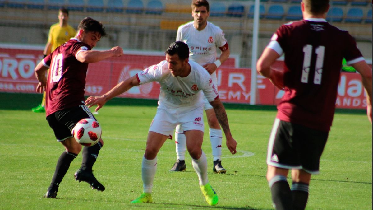 Vicente intenta robar el balón a un jugador del Salmantino. | CYDLEONESA