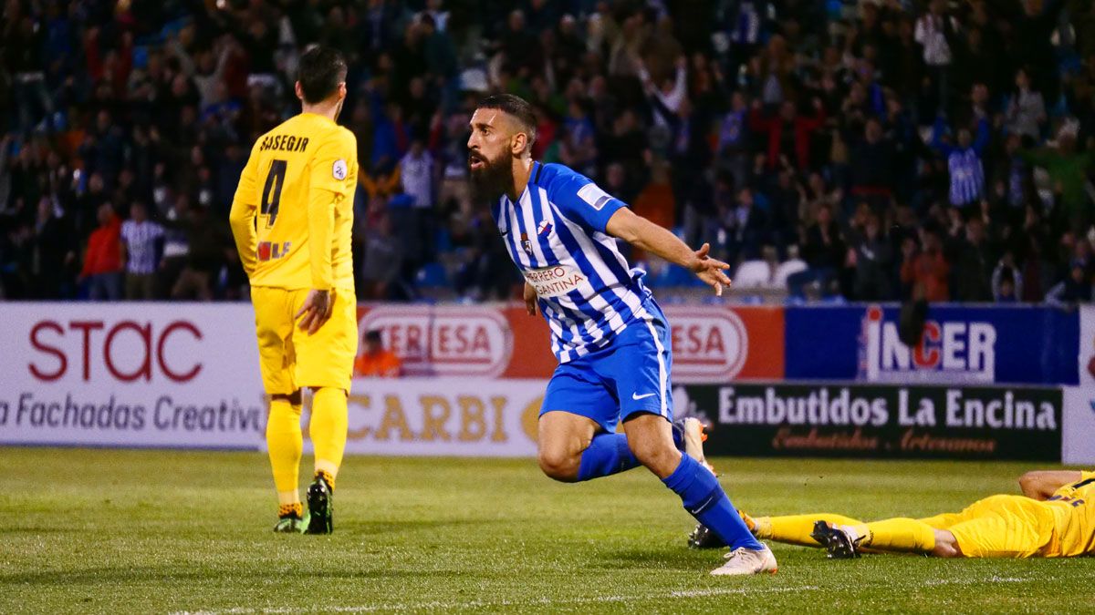 Carlos Bravo celebra un gol en El Toralín. | FRANCISCO L. POZO