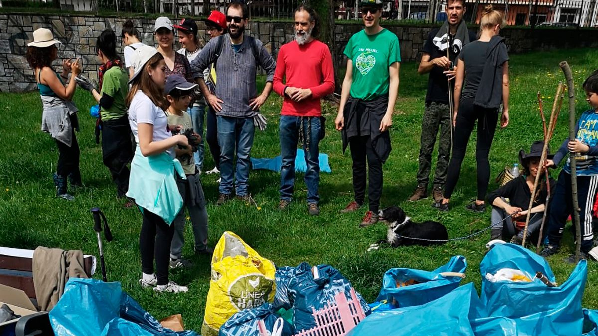 Voluntarios y miembros de la agrupación con la porquería restada a las márgenes del río a su paso por Ponferrada.