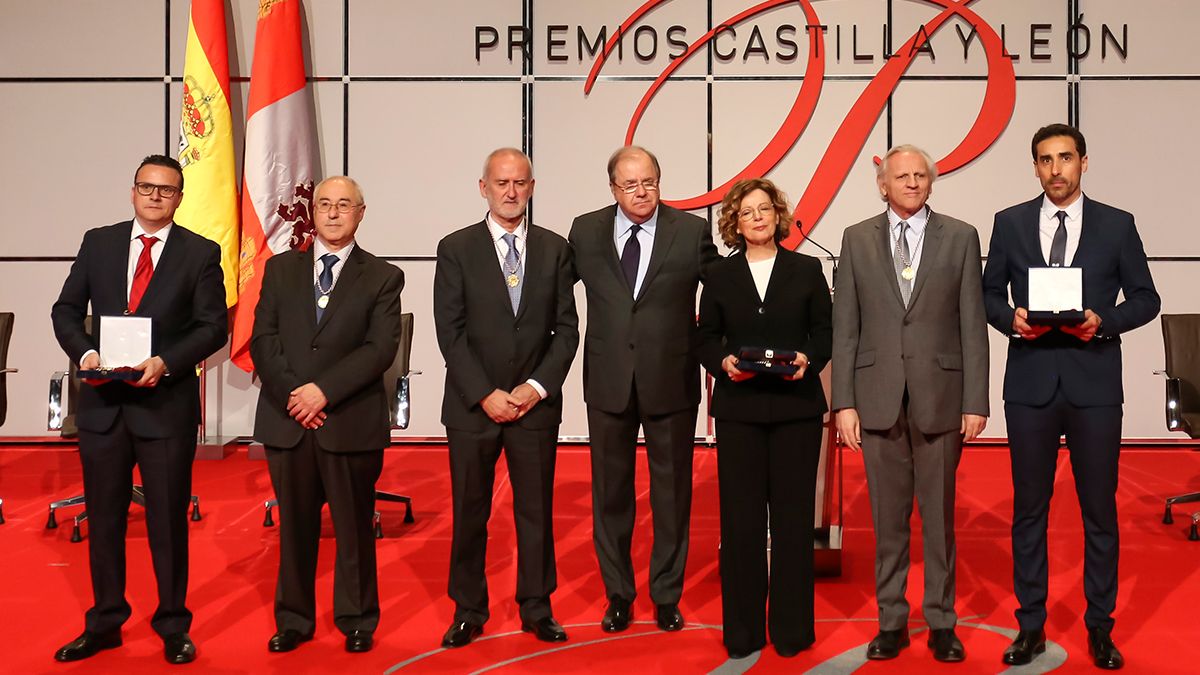 oto de familia de los premiados junto al presidente de la Junta de Castilla y León, Juan Vicente Herrera. | ICAL
