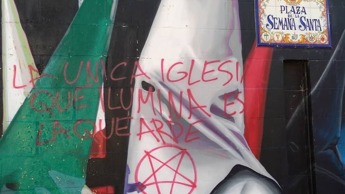 Imagen de las pintadas sobre el mural de la Plaza de la Semana Santa de Astorga. | L.NC.