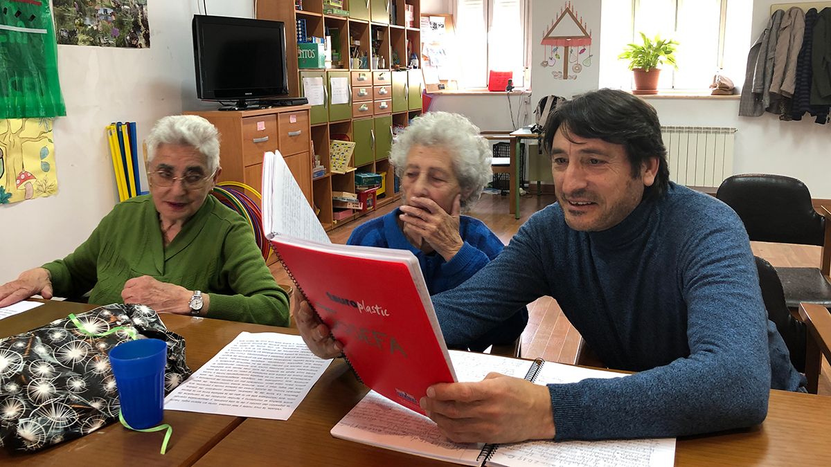 El actor Carmelo Gómez, con dos de las usuarias del centro de Alzhéimer León en Cea. | L.N.C.