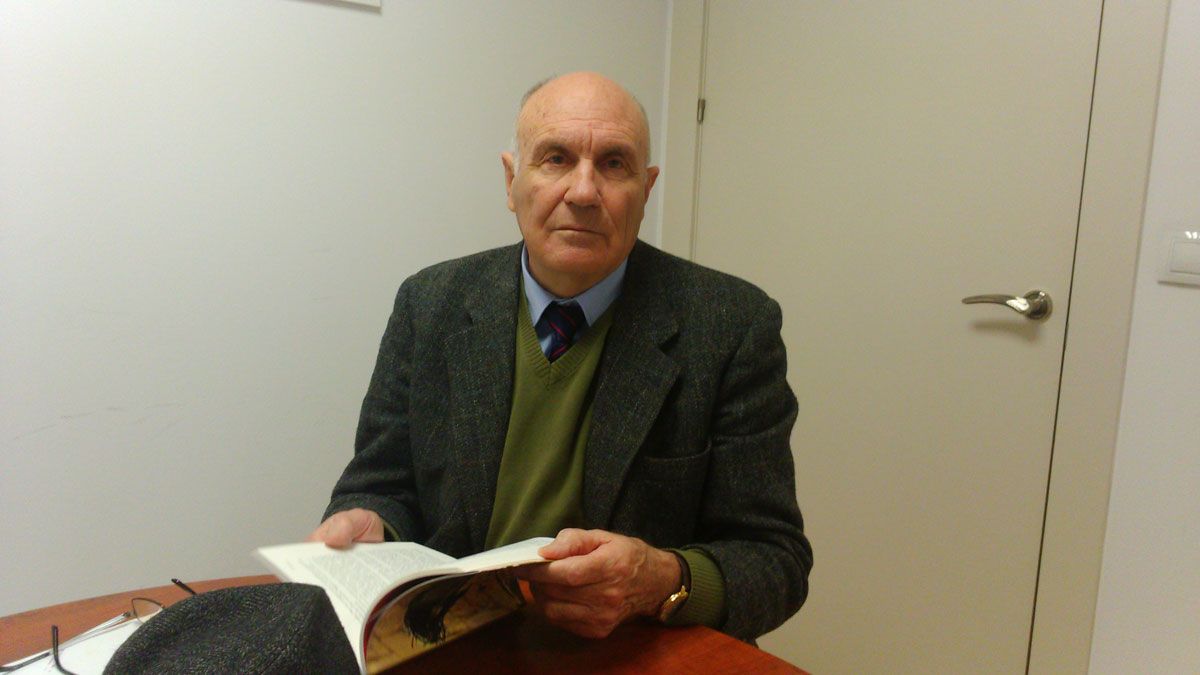 Joaquín Cuevas Aller muestra el segundo volumen de su ‘Historia de León y de España’ en formato cómic. | L.N.C.