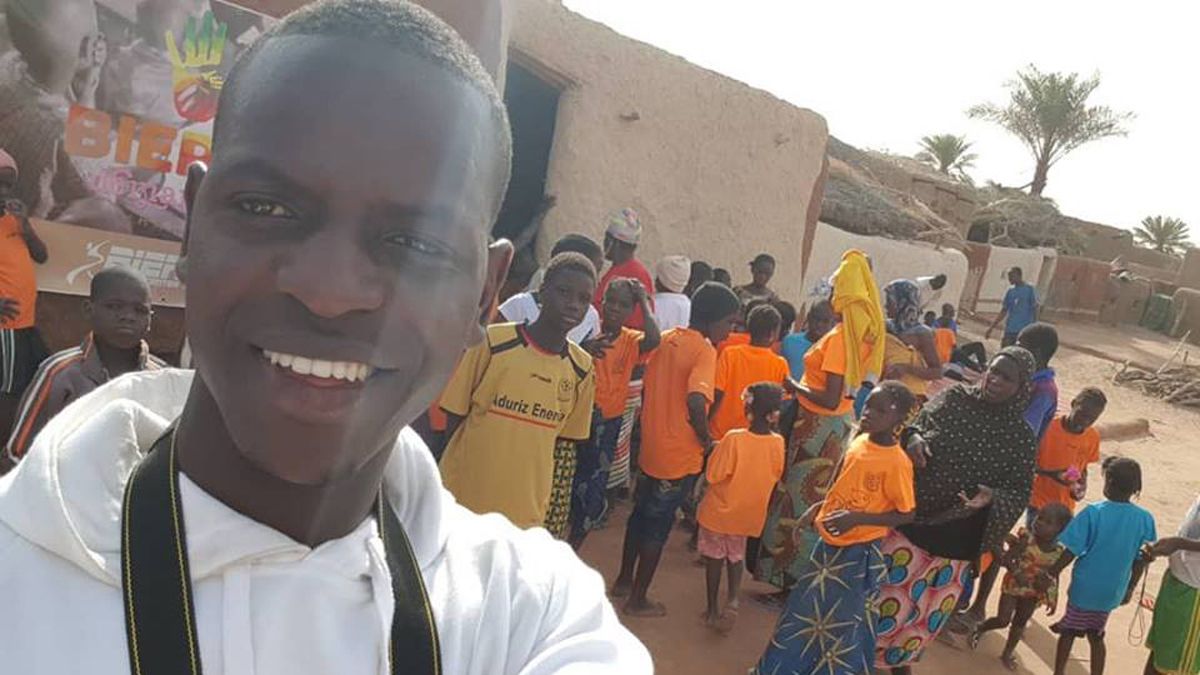 Imágenes de Ousmani con los niños de su pueblo, tras entregarles la ayuda solidaria enviada desde el Bierzo. | O.T.