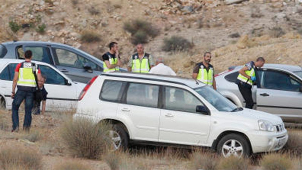 La Guardia Civil en el lugar donde se halló el cadáver. | LA OPINIÓN DE MURCIA