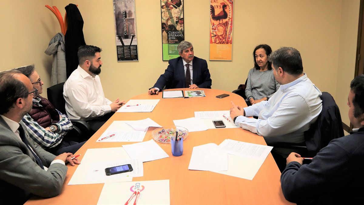 Reunión entre Juan Francisco García Marín y los responsables de Reule. | L.N.C. Reunión entre Juan Francisco García Marín y los responsables de Reule. | L.N.C.