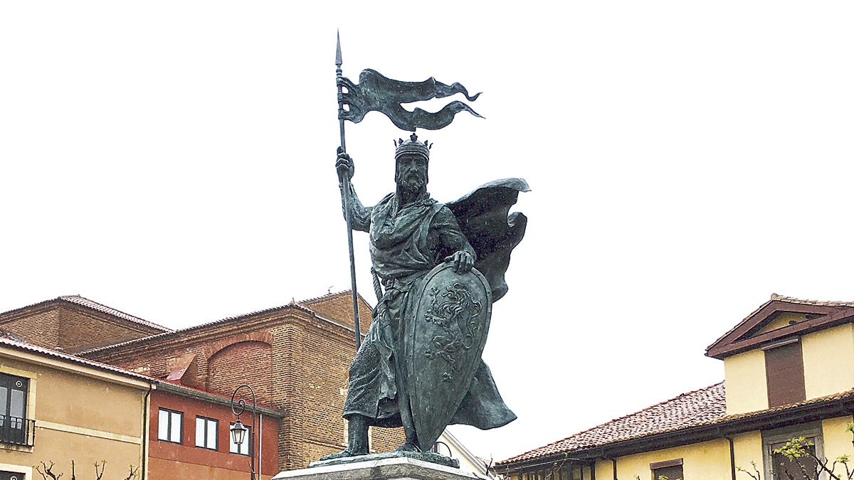 La estatua de Alfonso IX reposa en su pedestal bajo la lluvia. | L.N.C.