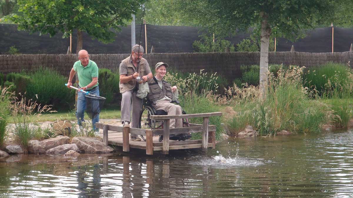 Aficionados en el Aula del Río de Vegas del Condado. | R.P.N.