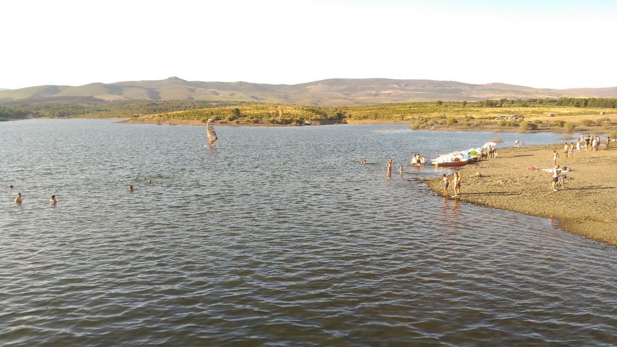 Imagen del pantano de Villameca, en plena época estival. | P.F.
