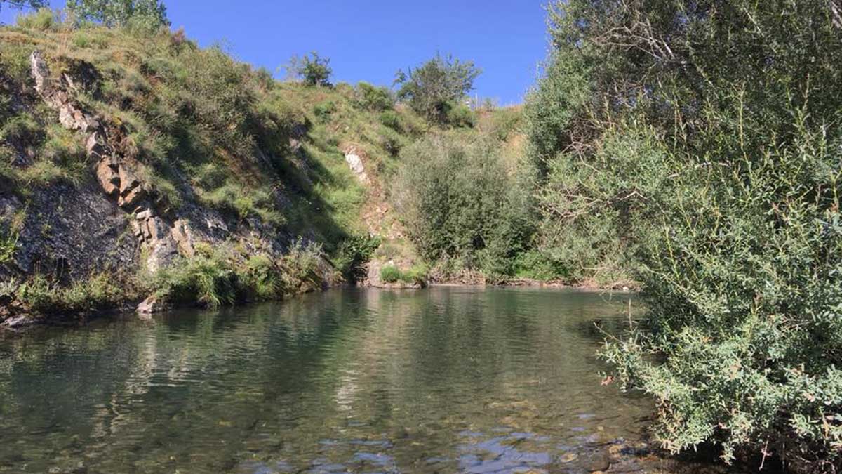 El famoso pozo Calixto, rincón de bañistas y también pescadores. | CARLOS A. RODRÍGUEZ