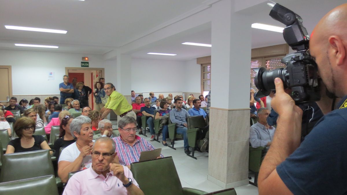 Los militantes del PSOE de Ponferrada se reunieron este miércoles hasta bastante avanzada la noche. | L. N. C.