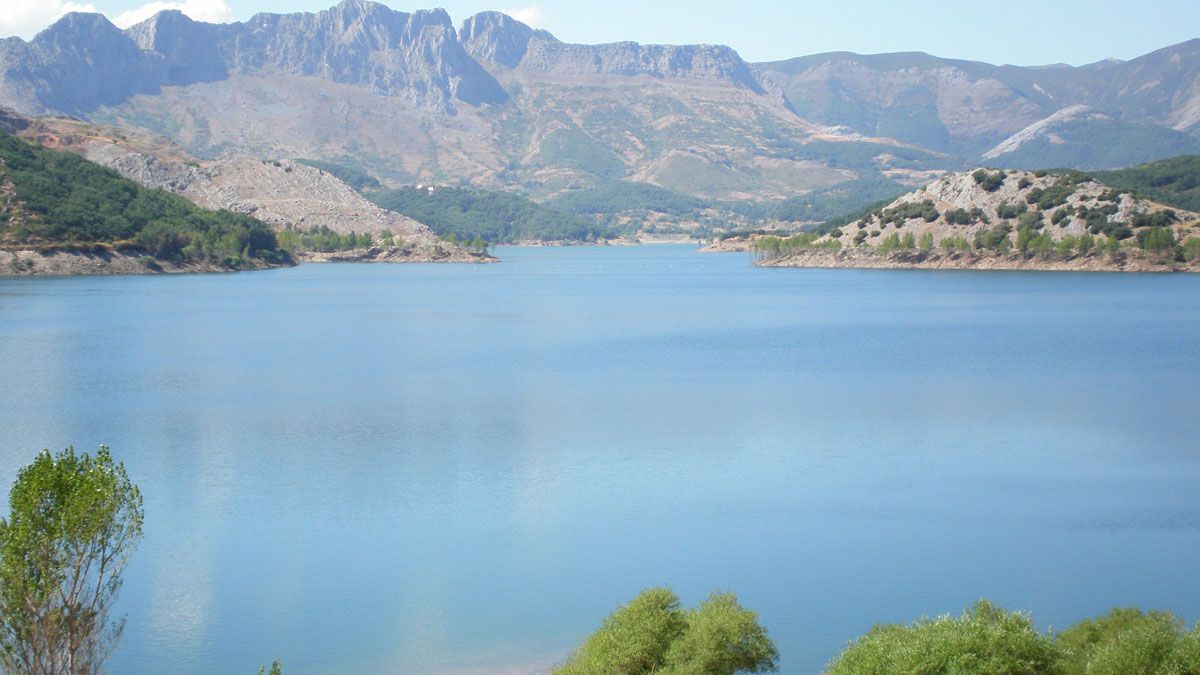 Fotografía de archivo del embalse del Porma. | A. HURTADO Fotografía de archivo del embalse del Porma. | A. HURTADO