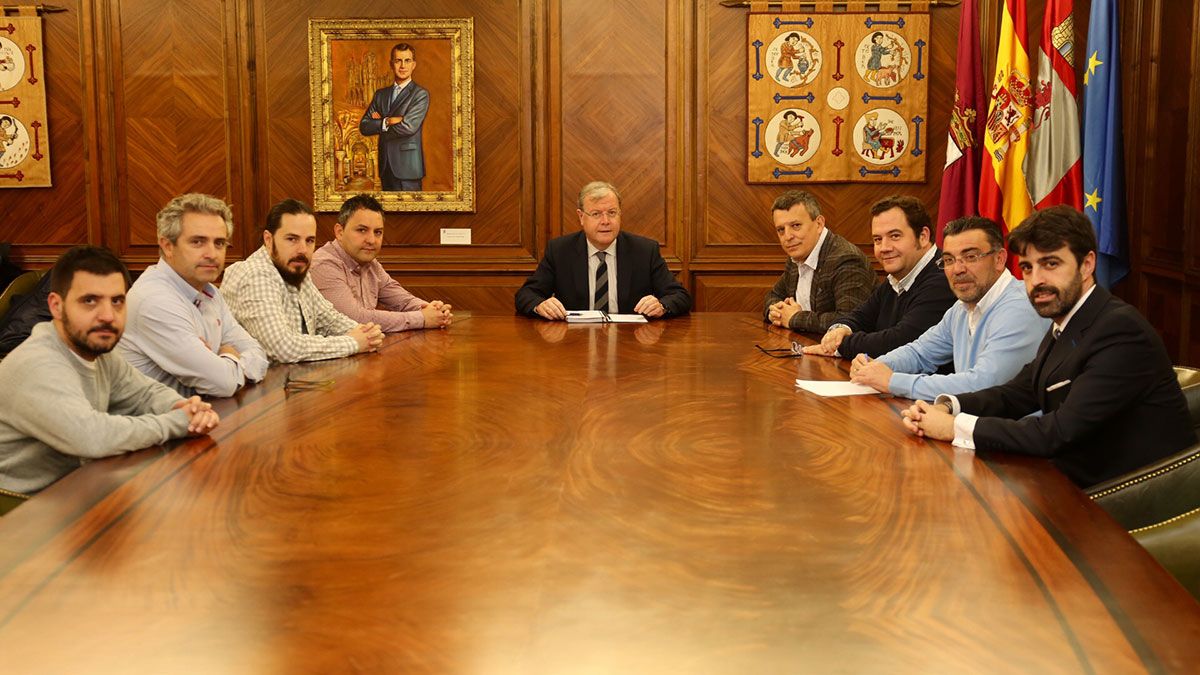 Reunión mantenida ayer en el Ayuntamiento de León. | L.N.C. Reunión mantenida ayer en el Ayuntamiento de León. | L.N.C.