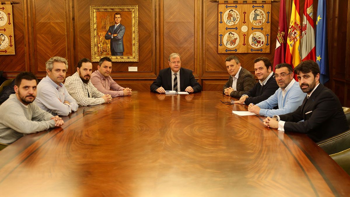 Reunión mantenida ayer en el Ayuntamiento de León. | L.N.C.