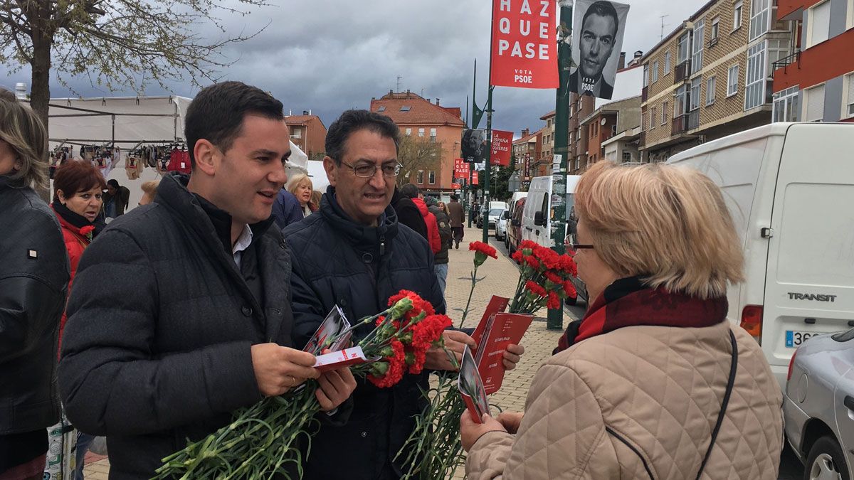 Javier Alfonso Cendón visitó ayer el mercado de Trobajo del Camino. | L.N.C.