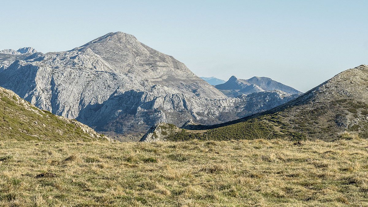 Vista del Pico Polvoredo y Peña Canga desde el primer collado. | VICENTE GARCÍA