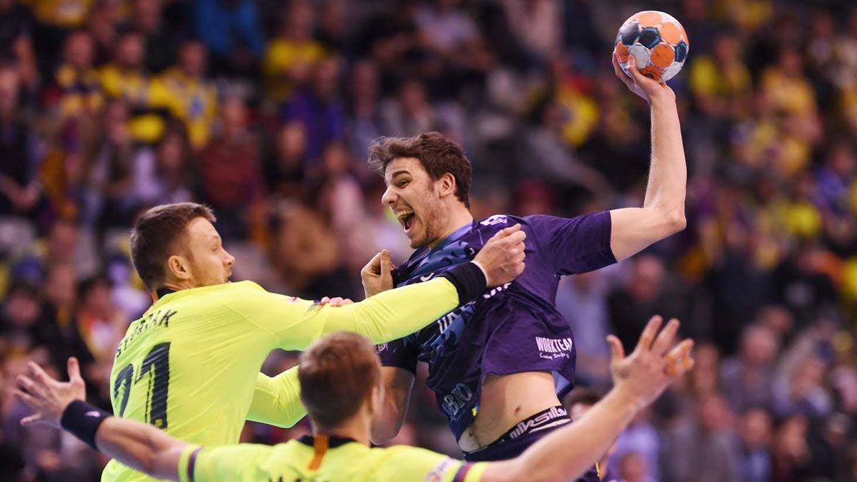 David lanza en el choque ante el Barça de la Copa Asobal. | JAVIER QUINTANA