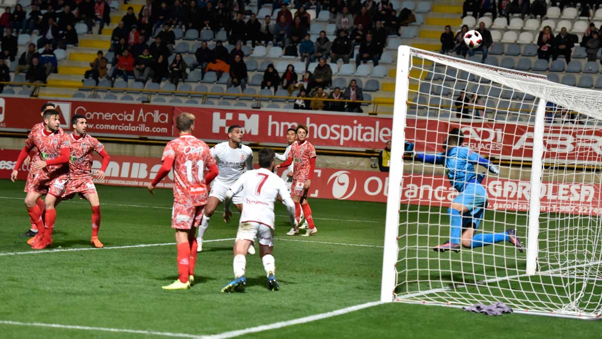 Aridane remata alto durante el choque frente al Guijuelo de la primera vuelta. | SAÚL ARÉN