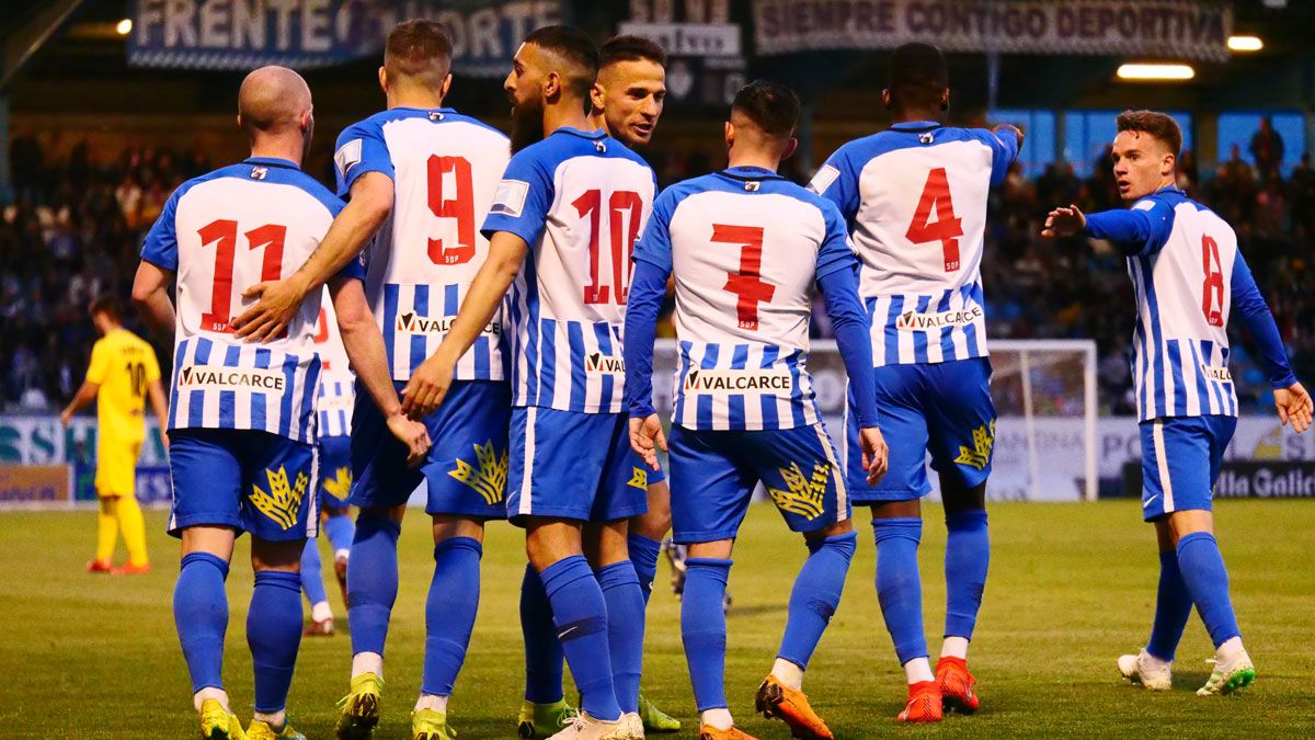 Los jugadores de la Deportiva celebran un gol ante el Navalcarnero. | FRANCISCO L. POZO
