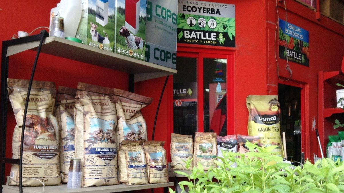 Muestrario de algunos de los productos de alimentación animal que ofrece Almacenes Los Rojones, en Ponferrada. | D.M.