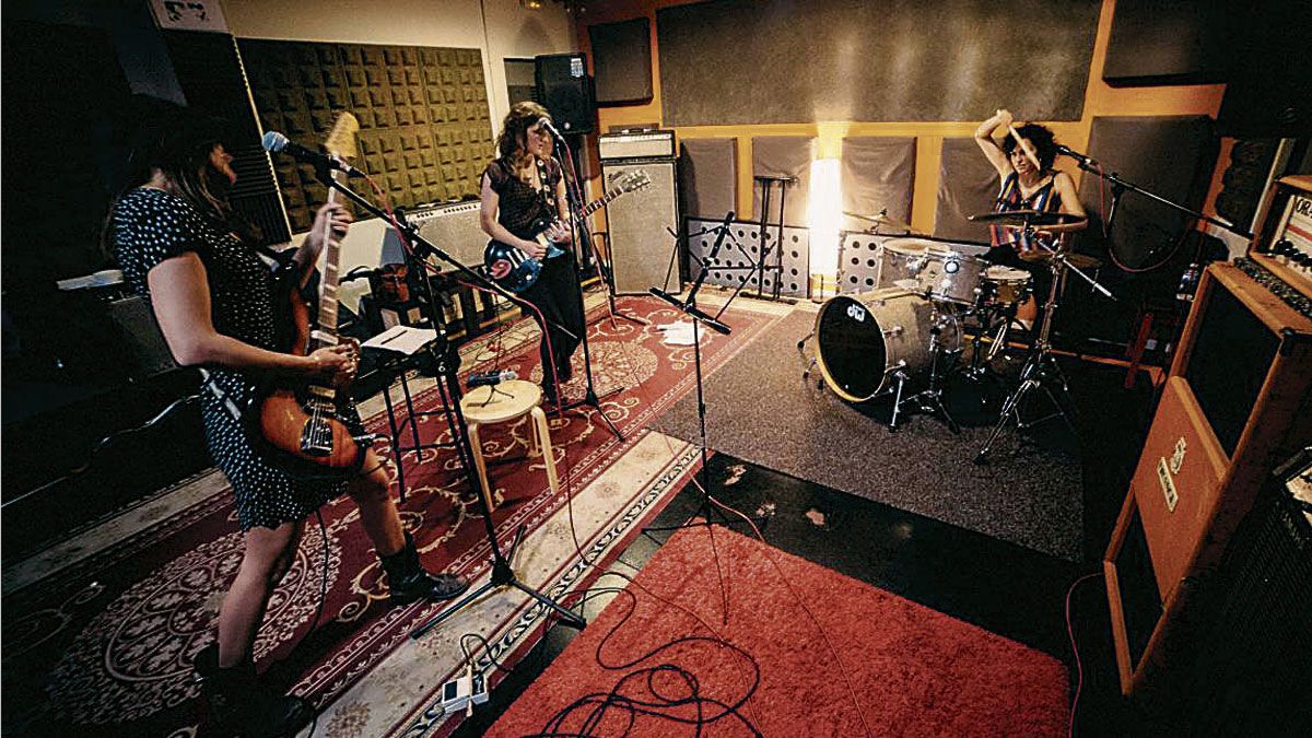 Un momento de la grabación del single ‘He’s got the power’ a cargo de The Mani-las en julio de 2017 en el estudio madrileño El Observatorio. | SON ESTRELLA GALICIA