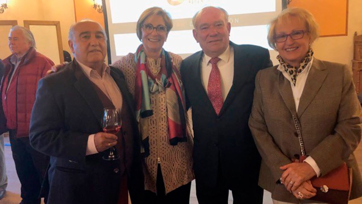 Anselmo y Mari con Manuel Lesmes y su esposa. |  L.N.C.