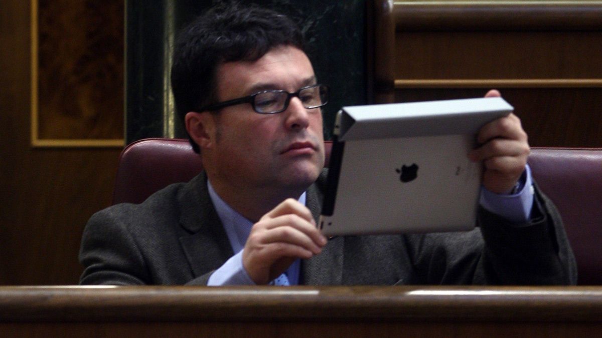 Imagen de archivo de un diputado en el Congreso con un iPad. | EUROPA PRESS