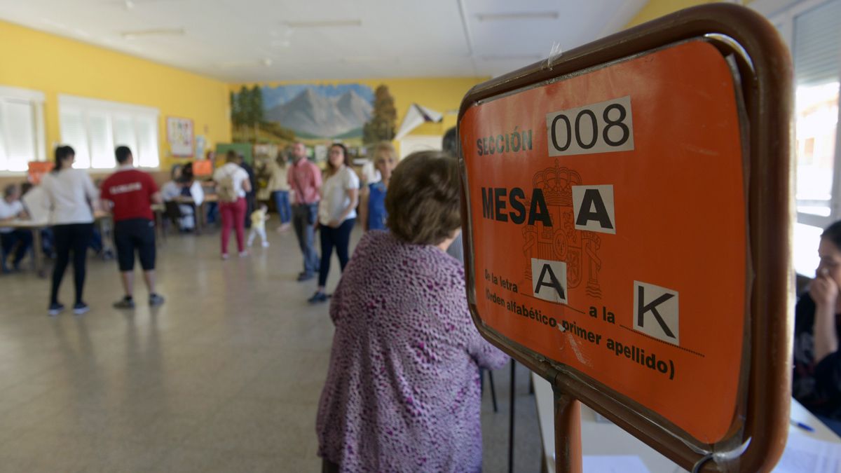 A las nueve de la mañana de este domingo abren las 801 mesas que se instalarán en la provincia de León. | MAURICIO PEÑA