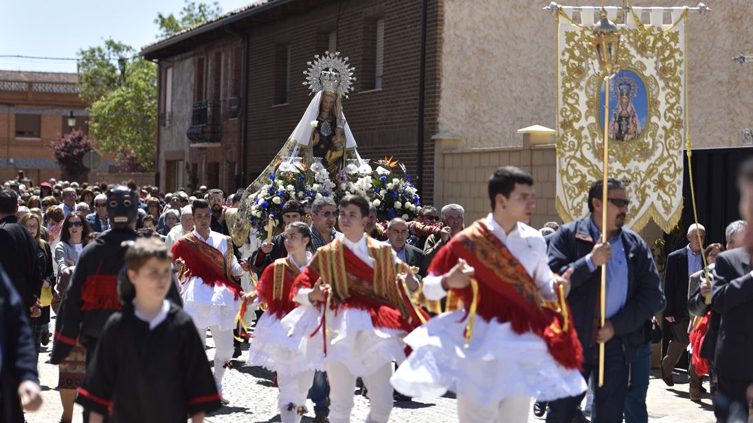 La Virgen del Arrabal este sábado en las calles de Laguna de Negrillos arropada por los danzantes. | SAÚL ARÉN