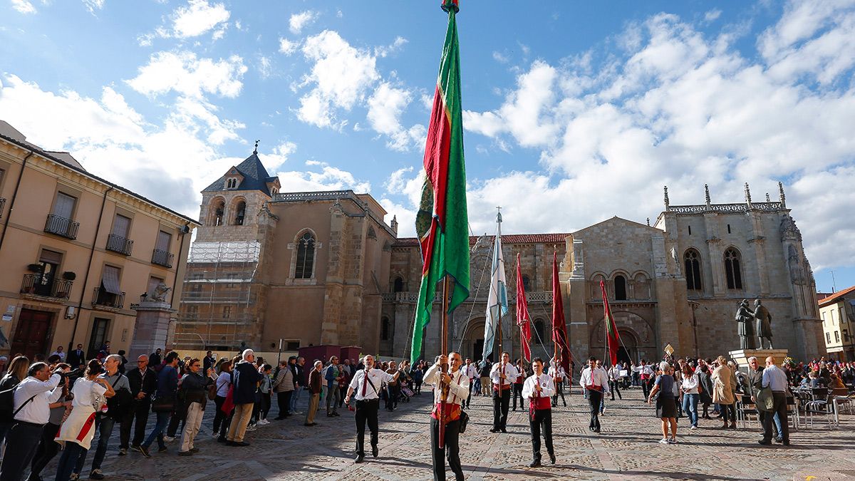 Desfile de los pendones de los pueblos desaparecidos por el pantano de Riaño. | ICAL