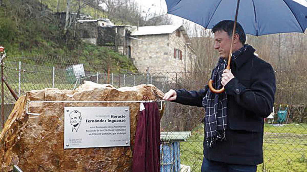 Juan Carlos Lorenzana, Zana, ante el monolito a uno de los personajes que han sido referentes para él, Horacio F. Inguanzo, ‘El Paisano’.