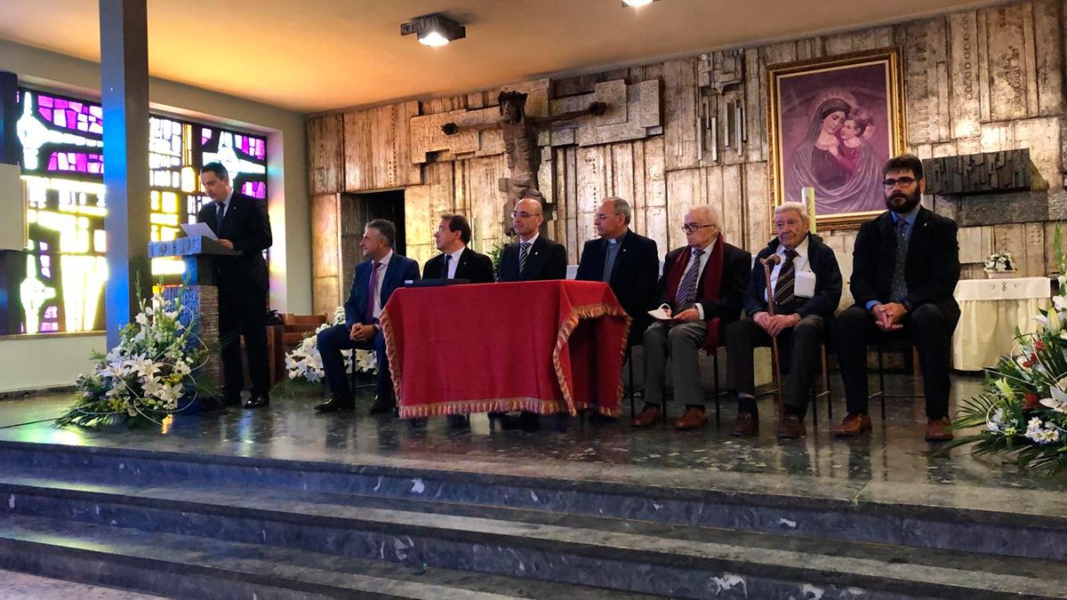 Un momento del acto celebrado este domingo en el colegio. | L.N.C.