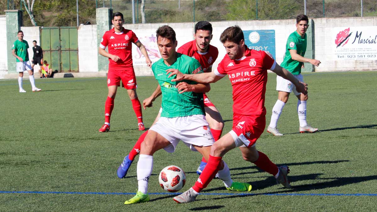 Iván González y Bernal intentan recuperar un balón durante el encuentro frente al Guijuelo. | ARAI SANTANA (TRIBUNA SALAMANCA)