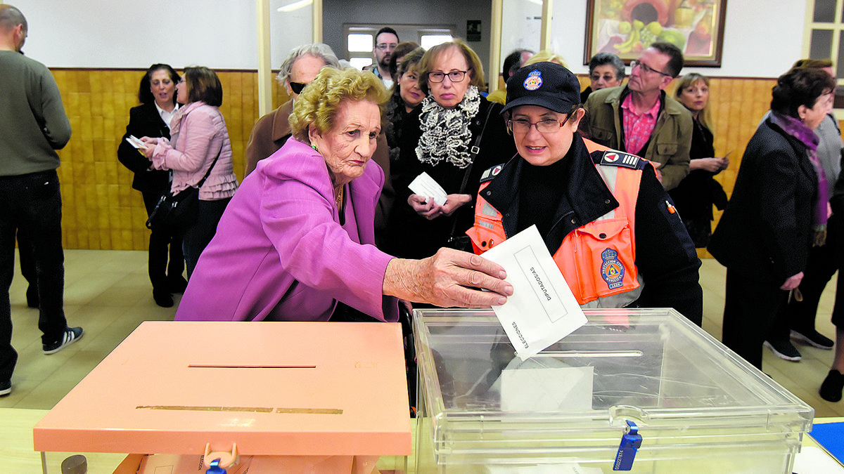 María Coral Díez es de Barrillos de las Arrimadas y ha votado en el colegio Maristas San José de León. | SAÚL ARÉN