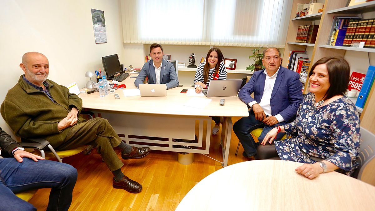 Cendón, junto a otros dirigentes socialistas, en la sede del partido. | ICAL Cendón, junto a otros dirigentes socialistas, en la sede del partido. | ICAL
