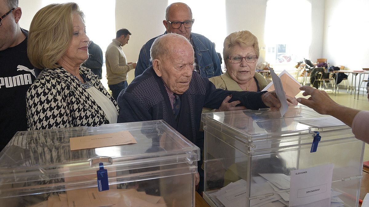 Saturnino de la Fuente volvió a votar ayer en el Centro Cívico León Oeste del Crucero. | MAURICIO PEÑA