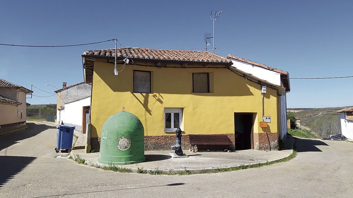 La sede del colegio electoral de Mellanzos, en el municipio de Gradefes. | L.N.C. La sede del colegio electoral de Mellanzos, en el municipio de Gradefes. | L.N.C.