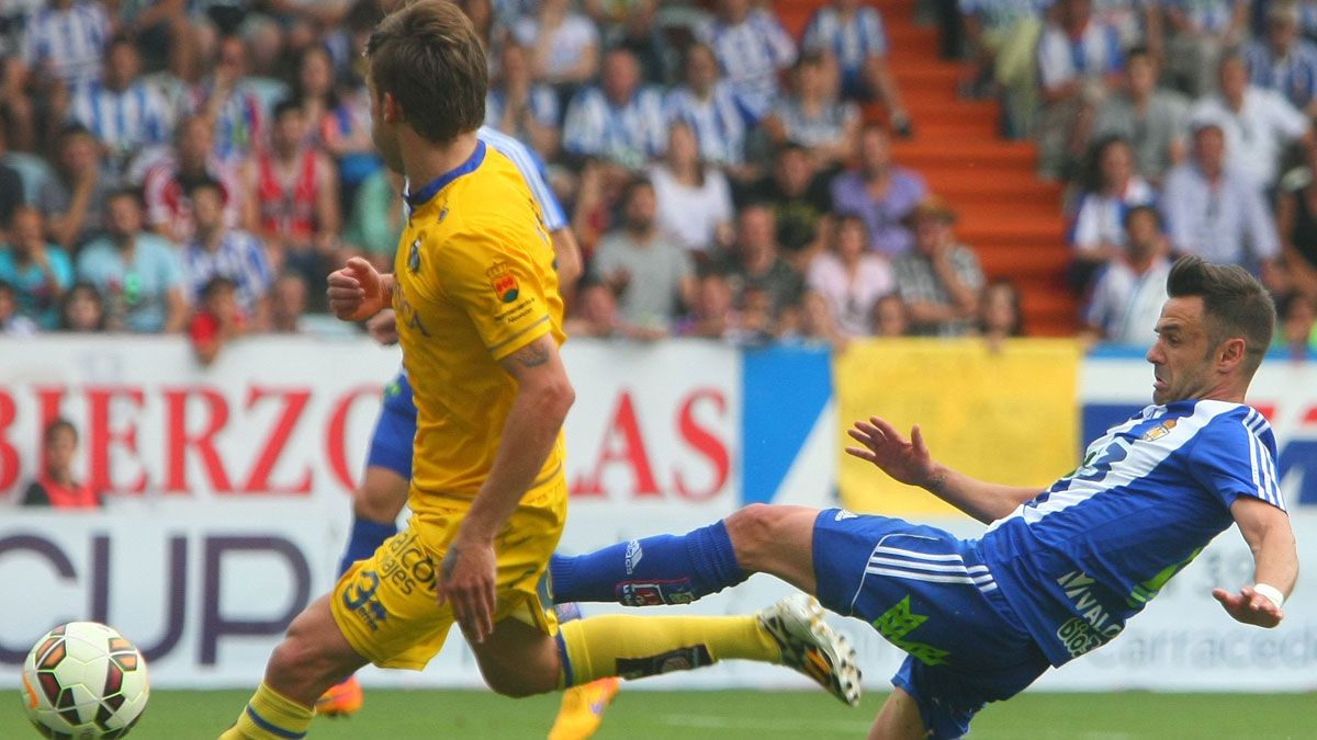 Jonathan Ruiz trata de evitar que el balón llegue a los pies de un jugador del Alcorcón. | CÉSAR SÁNCHEZ