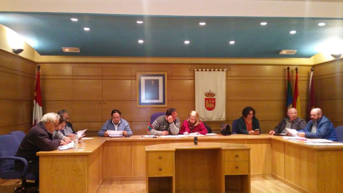 Un momento del pleno celebrado este martes en Villamanín. | E. NIÑO Un momento del pleno celebrado este martes en Villamanín. | E. NIÑO