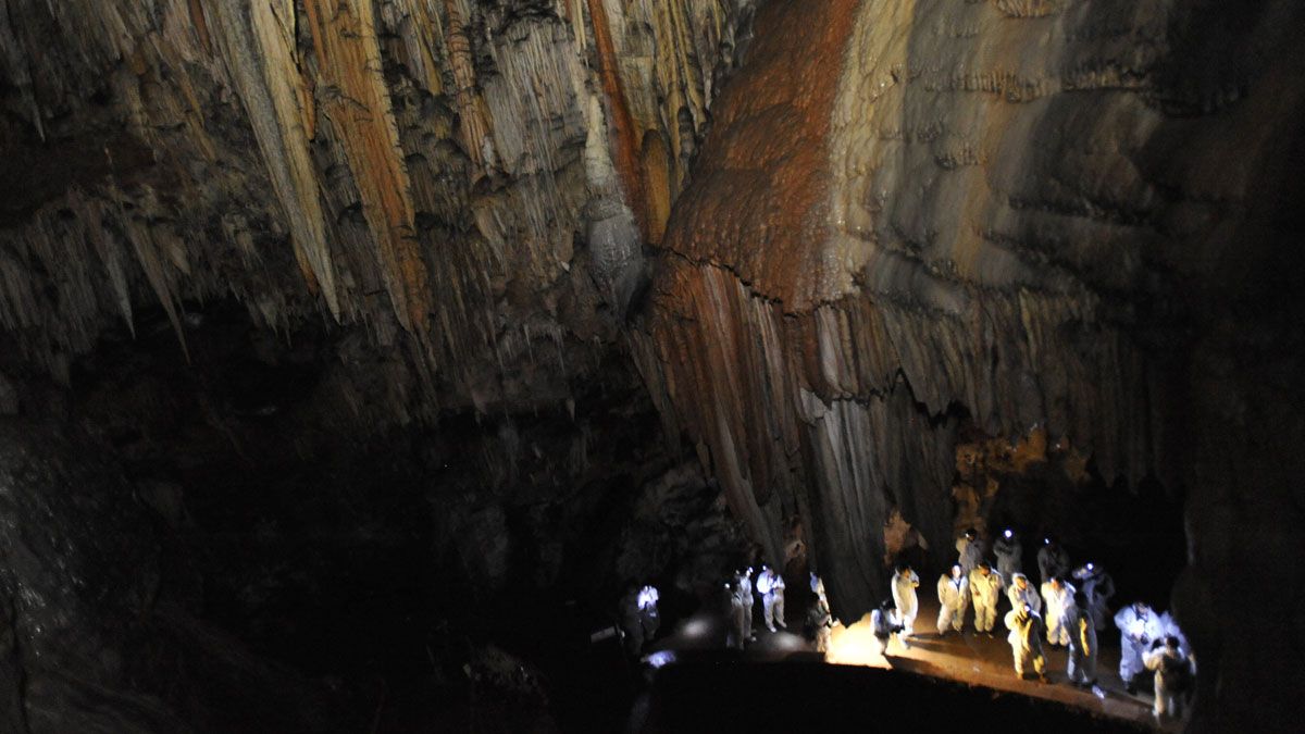 Un grupo de turistas durante una de las visitas de Valporquero Insólito. | DANIEL MARTÍN