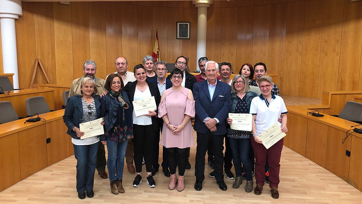 Guillermo García y Camino Cabañas, junto a los participantes del curso. | L.N.C.