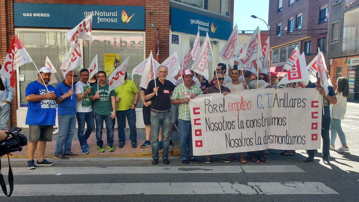 Manifestación de los trabajadores de Anllares ante las oficinas de Naturgy de Ponferrada.
