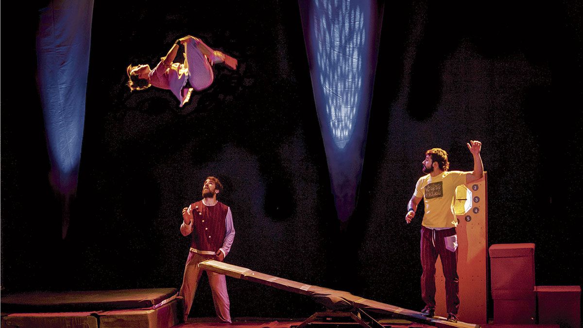 Los saltos acrobáticos son parte fundamental del espectáculo ‘El apartamento’ de los leoneses Cirk About It.