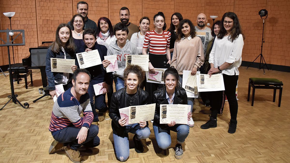Foto de familia de los galardonados con los organizadores y patrocinadores del certamen de relatos, ayer en el Auditorio Ángel Barja. | SAÚL ARÉN