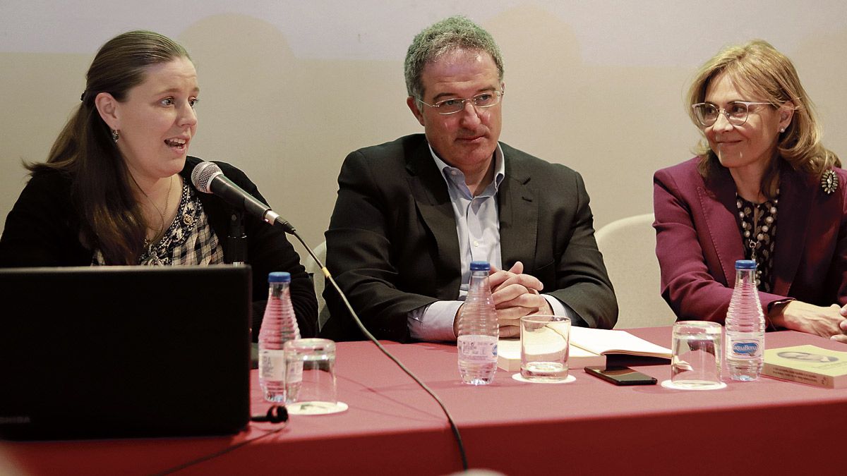 Presentación de la monografía en el CentroCultural Casa Panero y portada de la misma. | L.N.C.